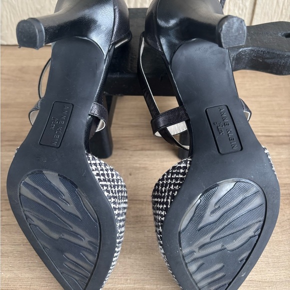 Anne Klein Iflex Heels with a Black and white tweed pattern and criss-cross stra - Picture 9 of 11